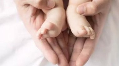 囊胚移植28天突然出血了两天但后面没有了是什么原因？